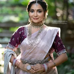 To show my students the versatility of bridal makeup, I created this elegant look using silver jewelry. The soft, luminous makeup with a defined eye and a subtle lip complements the cool tones of the silver, perfect for a modern reception or engagement.