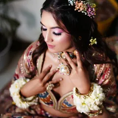 A close-up on the details. The floral jewelry and bright makeup are key elements for a perfect Mehendi look, which I cover in my pro course.