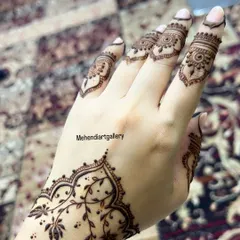 A delicate floral vine pattern on the back of the hand. This style of "bail" design is very popular for guests at weddings or for festive occasions.