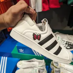 A quick and simple butterfly custom on a pair of Adidas slip-ons for a customer at the live event.