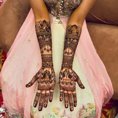 Here, the palms feature beautiful bride and groom figures, each surrounded by traditional patterns. This style of portrait mehndi is a popular choice for brides who want their henna to be a centerpiece of their look.