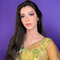 A subtle, glowy, glassy base for a Mehendi ceremony. This look is all about letting your inner charm stand out.