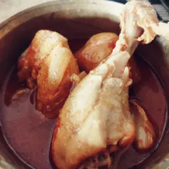 A close-up of my home-style Murgir Jhol. The tender chicken drumsticks in a light, flavourful gravy are a reminder of simple, happy meals from my childhood.