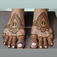 A simple and cute design for the feet, featuring baby footprints inside a paisley shape, perfect for a baby shower.