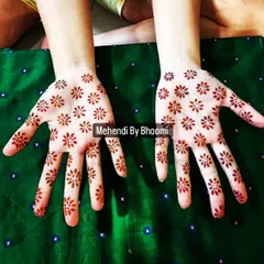 This client wanted something simple and aesthetic, so I created this pattern of tiny flowers scattered all over her palms. It's a very delicate and modern look that's super trendy.