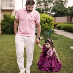 A father and daughter walk hand-in-hand through a park. I focus on capturing these simple, heartfelt connections that define your family's bond.
