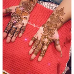 A lovely Indo-Arabic design with delicate vines and floral patterns, perfect for a party or sangeet.
