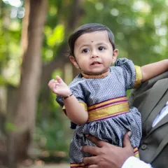 A close-up shot of the baby from a family session, dressed in a traditional Maharashtrian parkar polka. I pay attention to these details that make your family's photos unique.