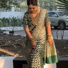 A bride in a classic Shindesahi look, with her hair elegantly styled in a bun adorned with our fresh gajra.