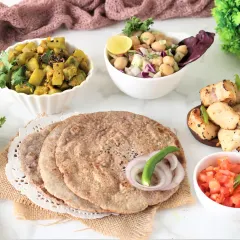 This is a perfect example of a tasty and diabetic-friendly meal. It includes high-fiber rotis, a vegetable sabzi, chickpea salad for protein, and grilled paneer. Every component is chosen to be low on the glycemic index while being high in flavor.