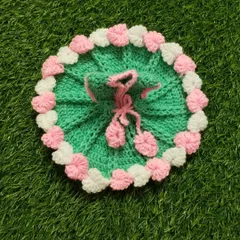 This cozy winter dress is made with green wool and features a border of delicate pink and white flowers. It's a soft and warm choice for your Kanha Ji.