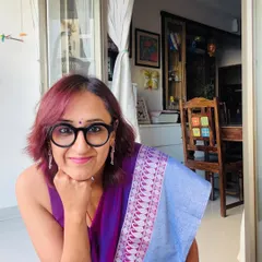 A close-up in my beautiful sari. I love supporting brands that keep our handloom traditions alive.