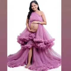 This lightweight yet luxurious pink net gown features a high slit and a three-in-one convertible design. It's perfect for creating a variety of stunning maternity looks.