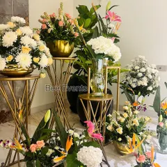 An example of modern floral arrangements for an elegant event. You'll learn how to use a mix of exotic flowers, stylish vases, and metallic stands to create sophisticated corner decor.