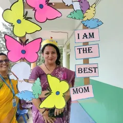 A fun and memorable moment from the "Best Mom" event at the school. Creating a positive and celebratory atmosphere is so important for making wellness feel joyful and accessible to everyone.