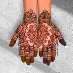A beautiful and perfectly symmetrical mandala design. This style is ideal for someone who wants a striking yet uncluttered look for the center of their palms.