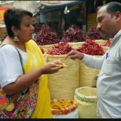 At the spice market, explaining the different varieties of dried red chillies and turmeric that are used in Kolhapuri cuisine.
