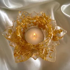 A fully golden lotus T-light holder, filled with gold flakes for maximum sparkle. When lit, it creates a beautiful, warm glow perfect for any celebration.