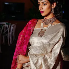 A campaign shoot for Sri Krishna Diamonds. I styled the model in a beautiful off-white Banarasi saree with a contrasting pink brocade shawl to make the intricate temple jewelry stand out.