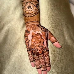 A close-up of the palm from the baby shower design, featuring a sweet portrait of an expecting couple.