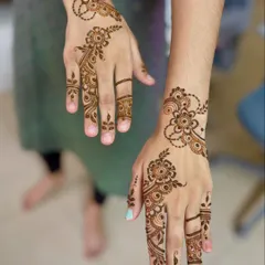 A very stylish and contemporary take on mehendi. This design features scattered floral motifs that look like beautiful, temporary tattoos, perfect for a chic party look.