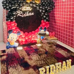A circular balloon frame in red and black for a modern take on the Mickey Mouse theme.