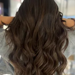 A beautiful combination of warm balayage highlights and face-framing layers. This look is perfect for summer, giving the hair a healthy, sun-kissed glow.