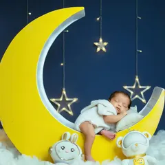 Another angle of our popular 'Blue Moon' theme, showing how we carefully position the baby to look like they're sleeping on the moon. Safety and comfort are always my top priorities.