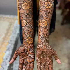 A beautiful floral design for an engagement, with bold flowers mixed with delicate filler patterns. This style is a favorite among my clients.