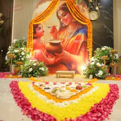 An Annaprashan ceremony marks a baby's first taste of solid food, and it's a milestone filled with tradition. For baby Divit, I designed this beautiful Krishna-Yashoda backdrop, framed with marigold garlands and fresh flowers, to create a sacred and memorable space for his first bite.