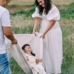 A simple cloth can become a swing and a source of endless laughter. I love using simple prompts to create playful, interactive moments that result in the most authentic family photos.