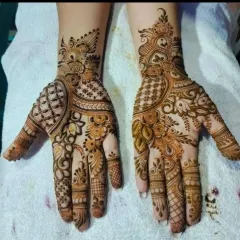 This stylish party mehndi features a mix of jaali patterns and bold Arabic floral motifs. It's a great choice for guests who want a modern yet detailed look.