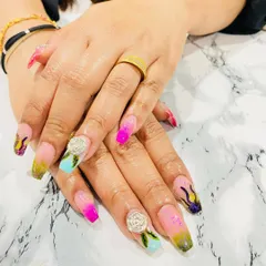 A true fantasy set, this design includes a multi-color ombre, gold accents, and large, beautifully sculpted 3D roses.