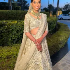 This delicate beauty requested a minimal, glowy bridal look. I achieved this flushed, dewy complexion using liquid illuminators and cream highlighters for her white wedding lehenga.