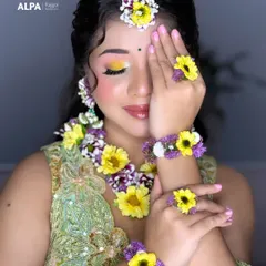 Showcasing the complete set of handmade floral jewelry, including the maang tikka, earrings, and bracelets.