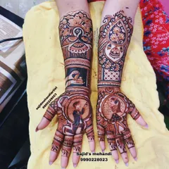 Your mehandi can tell your unique love story. For this bride, I designed a custom scene of the proposal, with the groom on one knee, creating a truly personal and unforgettable piece of art for her wedding day.