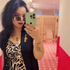 A confident mirror selfie showcasing the details of the layered print dress look. Red lipstick and sunglasses add a final touch of 'main character energy'.
