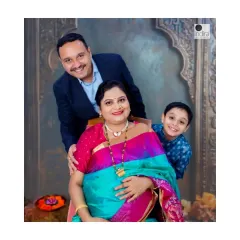Celebrating family and tradition with a beautiful maternity shoot in my studio. This session, complete with a stunning Maharashtrian saree, shows how we can honor our roots while welcoming a new life. It’s a perfect way to capture the excitement of the whole family, including the proud big brother to be.