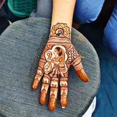 This intricate single-hand design features a 'solah shringar' theme, with a bride looking into a mirror. The details on the fingers include small elephant motifs, adding a traditional touch to the portrait work.