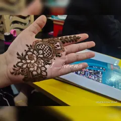 A small, stylish design combining floral and checkerboard patterns. Learning to create these small but impactful pieces is a valuable skill for any henna artist.
