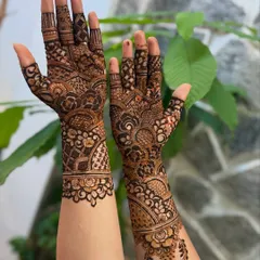 A beautiful non-bridal henna design, perfect for a wedding guest or for a festive party. The patterns are intricate but the coverage is lighter than a full bridal look.