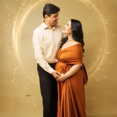 A romantic portrait of a couple framed by a magical ring of light. This fine art edit adds a touch of fantasy and glamour to their maternity photoshoot.