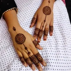A classic and elegant mandala design, connected to the fingers with a jewelry-like chain of dots.