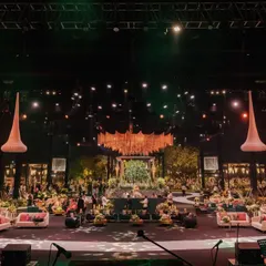 The full scale of the musical-themed reception, with its grand structures, suspended decor elements, and multiple lounge areas, all designed to tell a cohesive story.