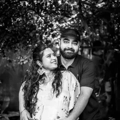 A timeless black and white portrait of the couple. This classic style removes distractions and emphasizes the emotional bond and loving gaze between them. We offer black and white photography as an option for all our maternity shoots to create elegant, lasting memories.