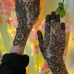 This is a popular Indo-Arabic style for bridesmaids. It features a mix of bold floral and vine patterns with delicate, intricate details, creating a very elegant look.