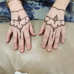 A delicate and symmetrical design for the back of the hands. This minimalist style is very popular for guests and parties.