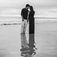 A quiet, intimate moment with the sound of the waves. This black and white shot from a Goa beach session feels so timeless and romantic.