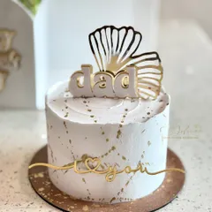 An elegant mini cake for Father's Day, featuring a white and gold design with a "Dad, I love you" topper.