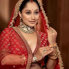 This close-up shot shows the detail of the bridal choker and hath phool hand jewellery. Renting a full set ensures all your accessories match perfectly.